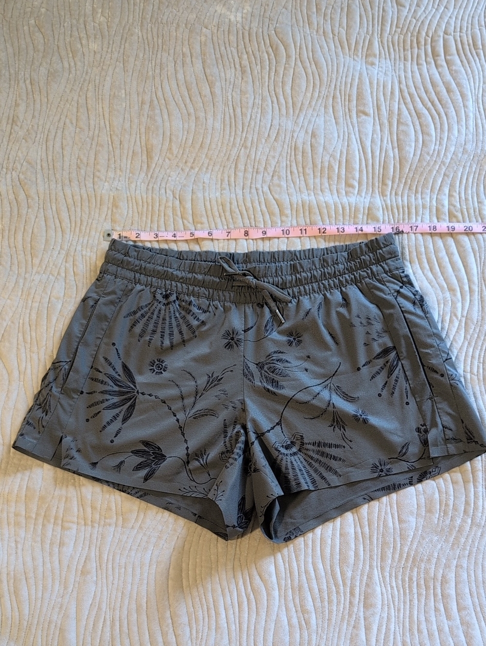 Athleta Size 10 Gray Floral Print Athletic Drawstring Shorts Used Good Condition
